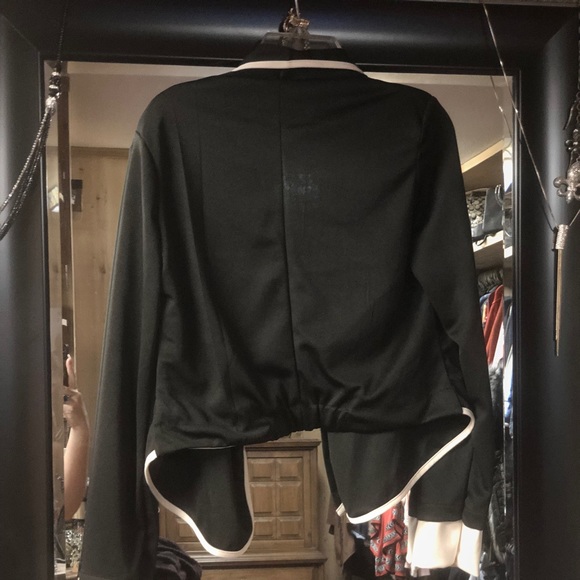 Black and Cream Colored light Jacket - Picture 4 of 4